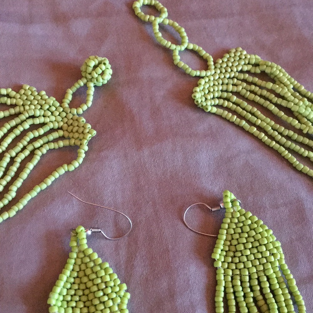 Hand beaded light green necklace and earrings set - Picture 2 of 3